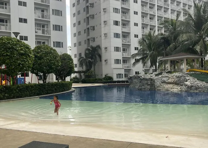 1 Bedroom Unit With Balcony 15th Floor - Pool View 7mins Walk To Moa Manila